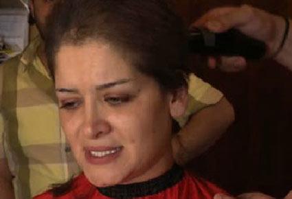 حلقوا شعر الممثلة السورية بالكامل.. فانهارت بالبكاء!